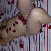 жена усыпана лепестками роз