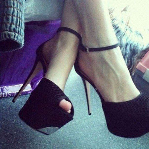 Ах эти ноги ноги, не будут одиноки......