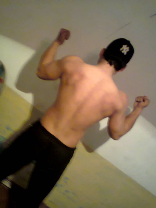 Красивый парень)