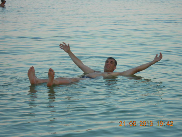 на Мертвом море даже газеты подают перед купанием)))