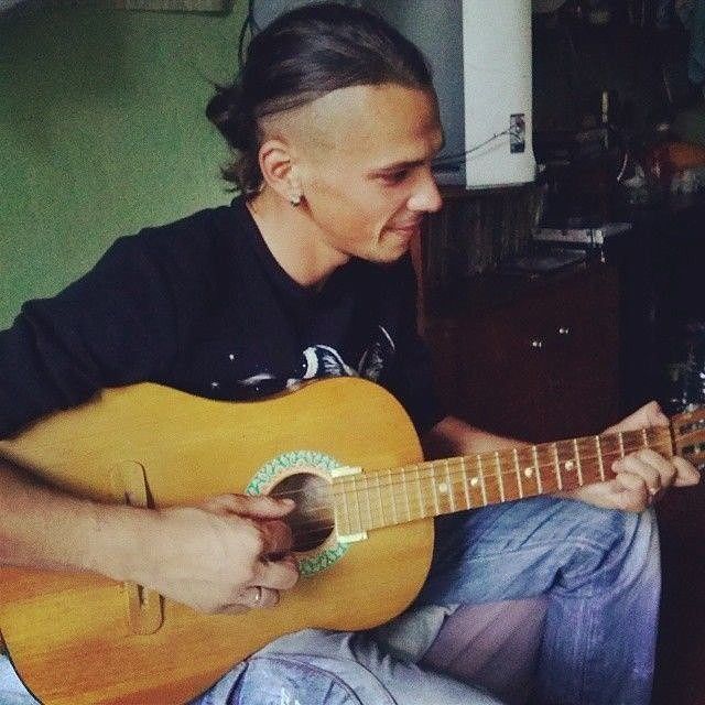 с  играю на гитаре и спою)
