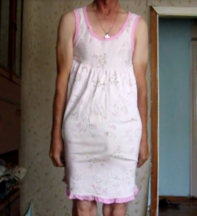в ночной сорочке