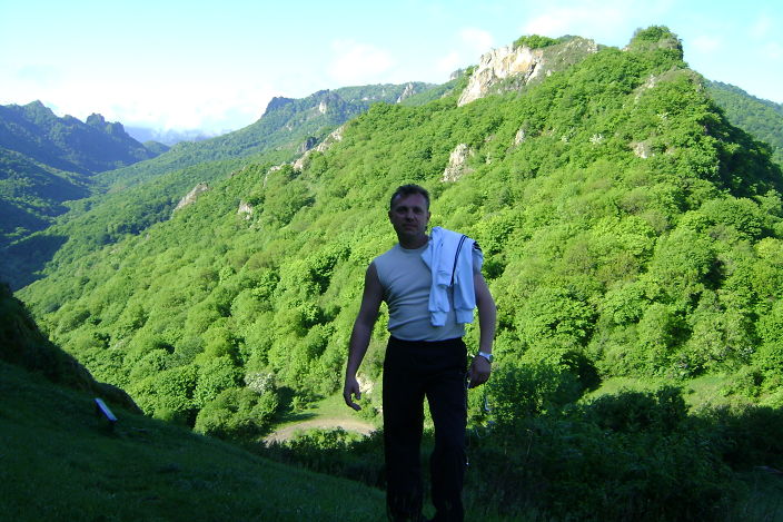 на фоне гор