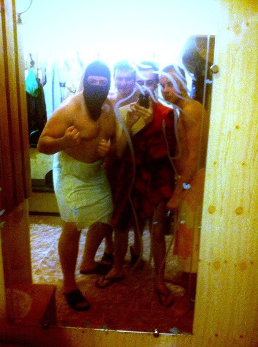 слева в маске!!вот такое у меня тело