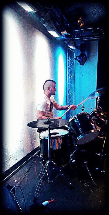 за барабанами