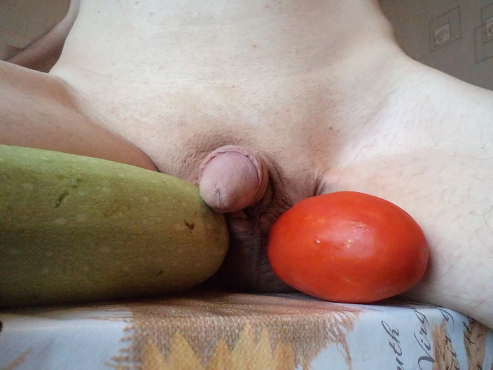 На секс-кухне кабачок и помидор