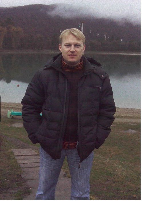 У озера