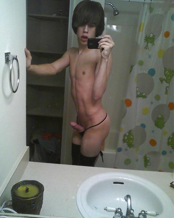 Возбуждённый мальчик