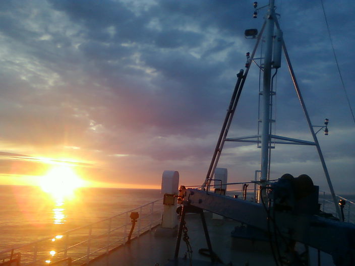 в море