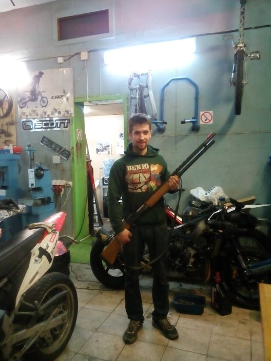 в мастерской с пушкой в руках