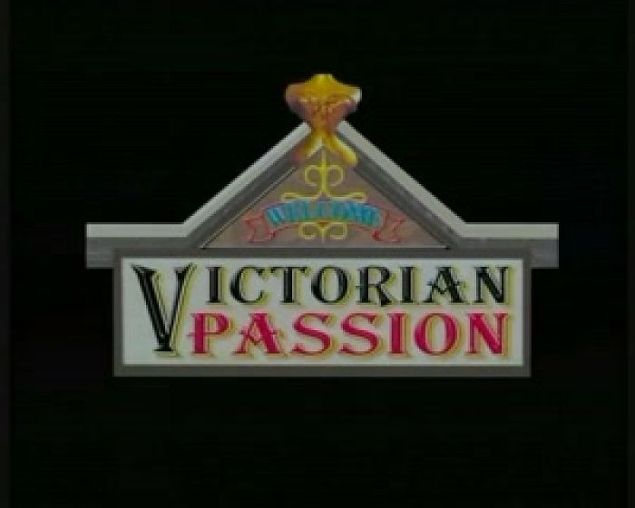 Парочка грудастых одевает друг-друга в бельё