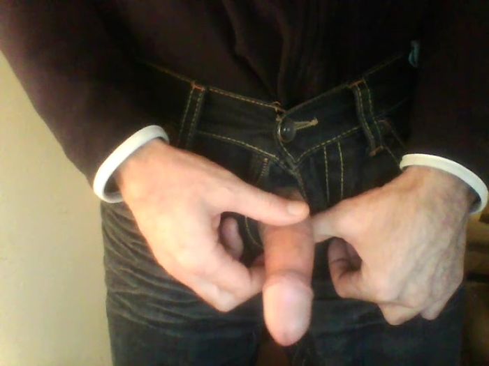 Достаю свой хуй из шириньки, а затем и яйца