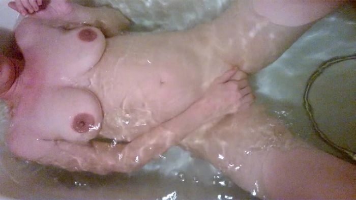 ласкает себя в ванной под музыку