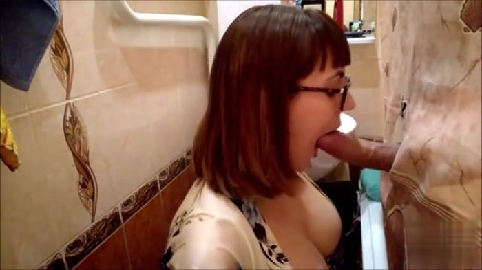 Почистила зубы членом)))