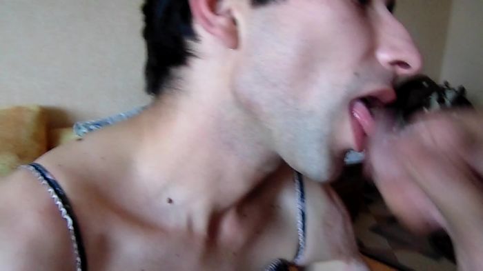 друг кончил мне на лицо и в ротик