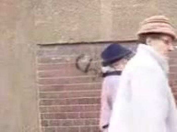 сосет на улице