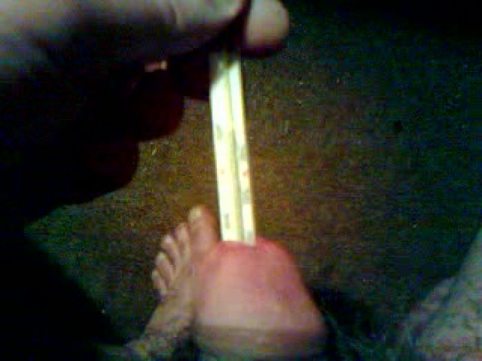 Всунул градусник почти весь